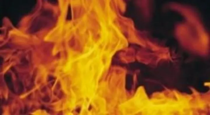 Hombre se rocía gasolina y luego se prende fuego 