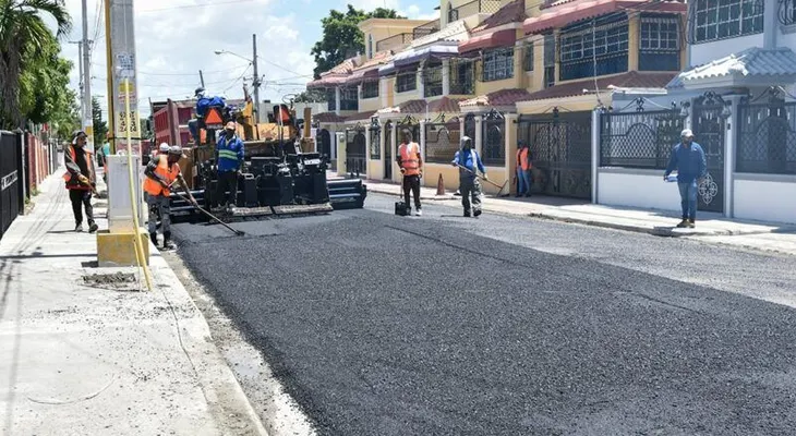 MOPC desarrolla amplio programa de asfaltado y construcción de aceras y contenes en el municipio Santo Domingo Este