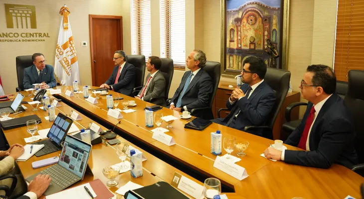 Valdez Albizu recibe a ejecutivos regionales de BLADEX