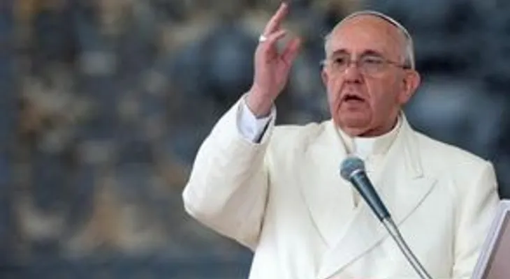 Papa dice que la Iglesia aún no se derrumba