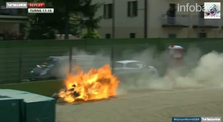 Impactante accidente en el World SBK: una moto explotó al chocar contra un muro