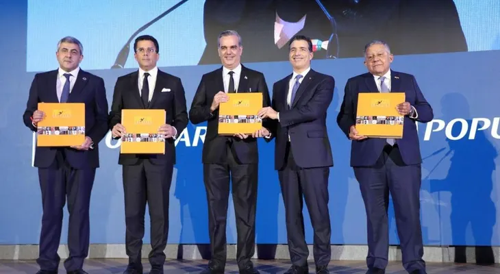 Presidente Abinader explica política económica por la pandemia; dice éxito de RD tiene sello Banco Popular