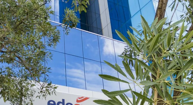 Edesur aplicará cargo por uso de red a clientes con paneles solares desde el 1 de noviembre