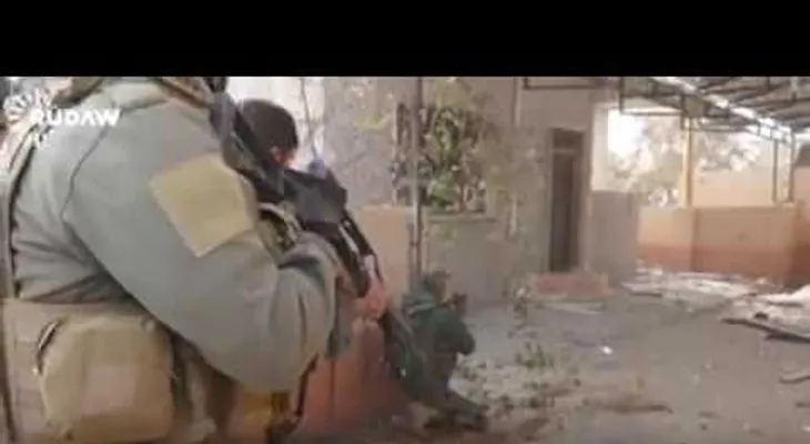 "No te mataremos, sal": Así se rindió un yihadista del EI ante soldados kurdos en Mosul (VIDEO)