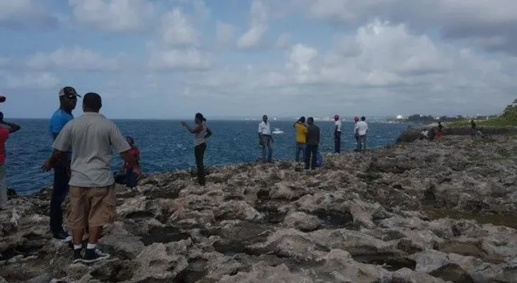 Muere mujer que se lanzó al mar Caribe y fue sacada por socorristas