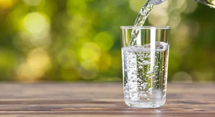 No más preocupaciones: El dolor de cabeza desaparecería con un vaso de agua 
