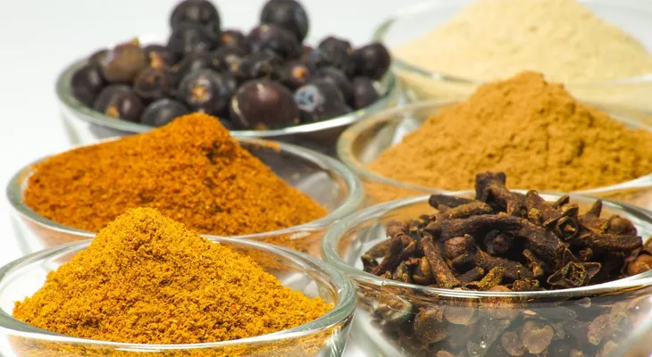 9 mejores hierbas y especies para combatir la inflamación
