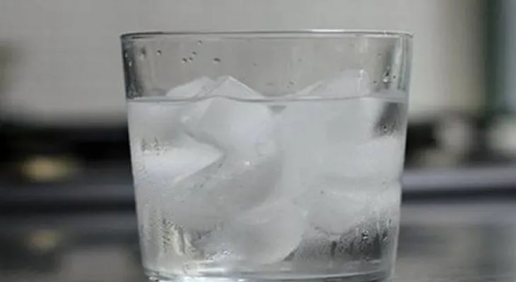 ¿Por qué nunca debes tomar agua con hielo?