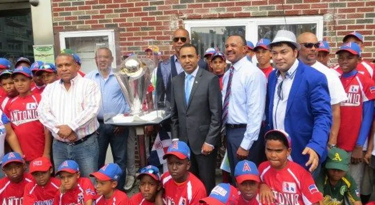 Cónsul NY  asiste a exhibición de Tony Peña y Moisés Alou en  Copa del Clásico Mundial de Béisbol