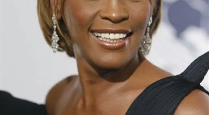 Familia ausente en estreno de película sobre Whitney Houston
