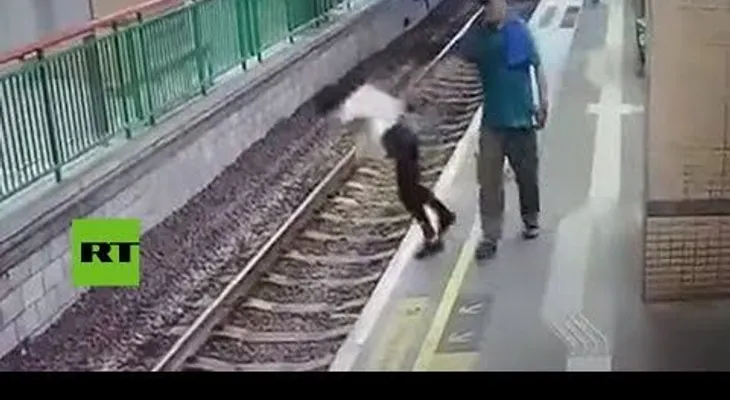 Un hombre empuja a una mujer a las vías del tren y sigue su camino como si nada 
