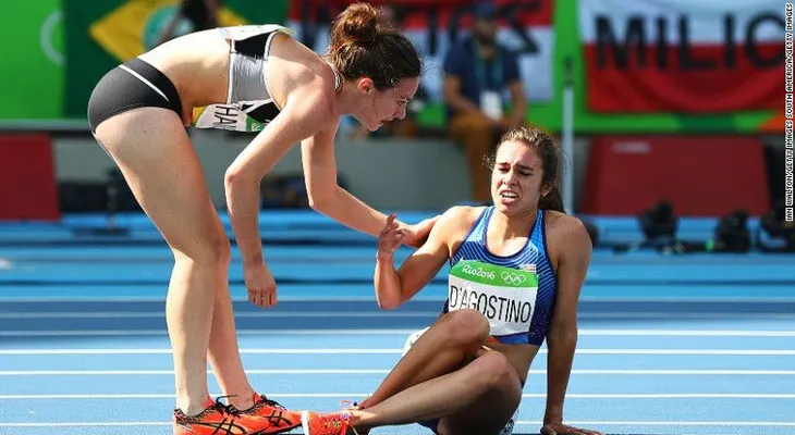 Las corredoras Nikki Hamblin y Abbey D'Agostino muestran al mundo el espíritu olímpico