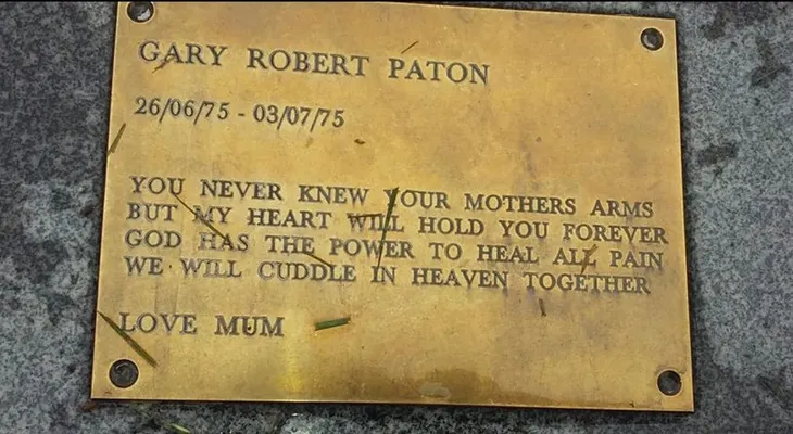 Tenía 42 años llorando frente a la tumba de su hijo, pero ante un ataúd vacío