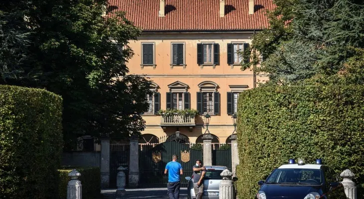 Dan positivos al coronavirus dos hijos de Berlusconi y su nueva novia