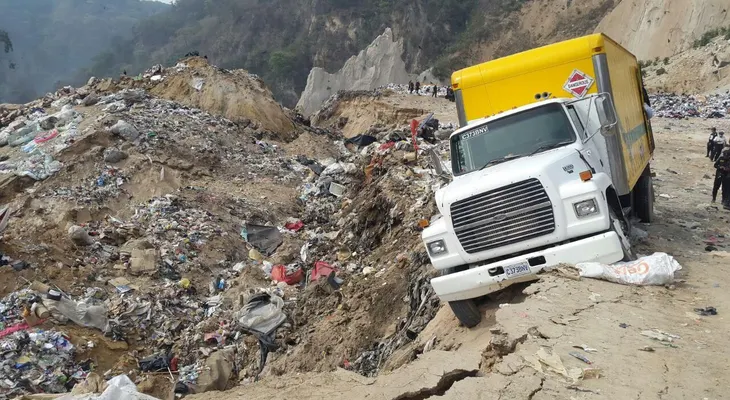 Al menos 4 muertos dejan deslizamientos en relleno sanitario en Guatemala