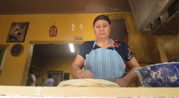 Una tortillería de McAllen y el voto latino: la apuesta de una comerciante por James Talarico