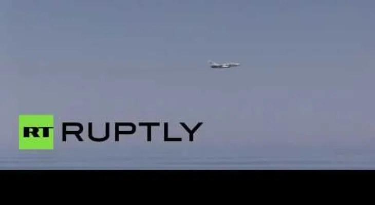 Washington denuncia que Su-24 rusos sobrevuelan un destructor de EE.UU. (VIDEO)