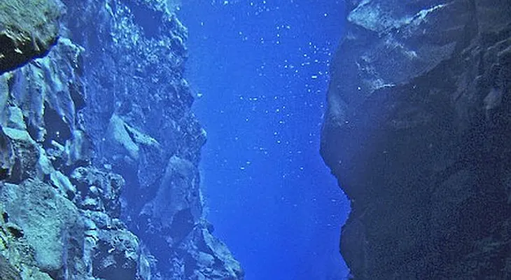 Descubren aguas subterráneas que triplican las de los mares