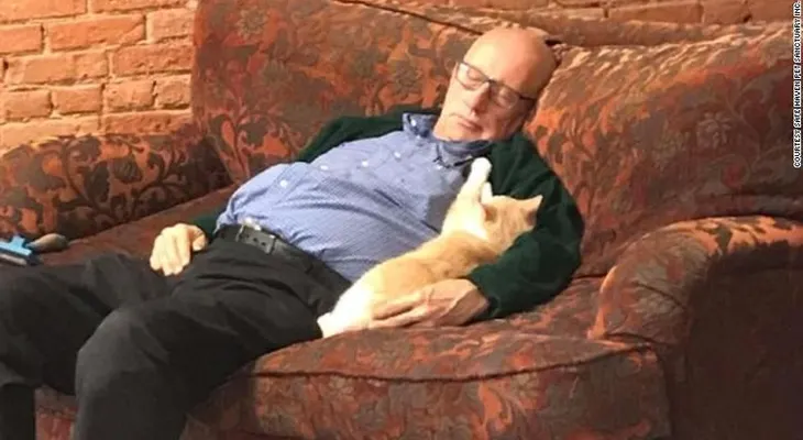 Este hombre de 75 años pasa sus días durmiendo con gatitos