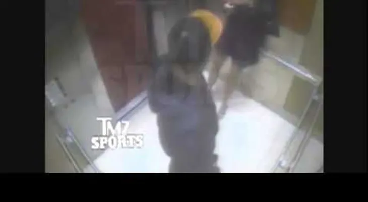 Videos muestran a jugador de NFL golpeando a su esposa en un ascensor