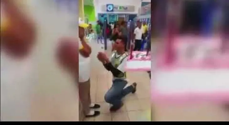Corre de boca en boca caso de joven que le pidió matrimonio a su novia en pleno supermercado