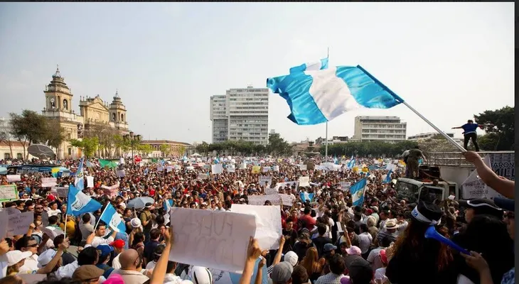 Guatemala renace de sus cenizas con masiva marcha exigiendo un alto a la corrupción del Gobierno