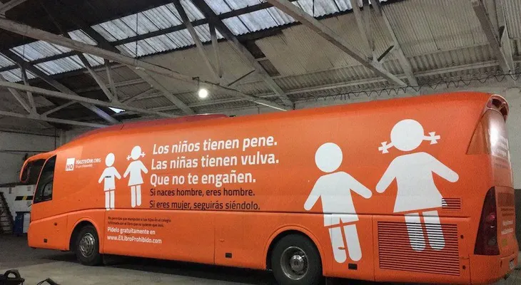 Un juez español prohíbe la circulación del autobús con mensaje tránsfobo