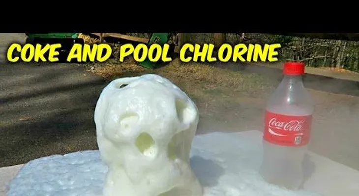 Esto pasa cuando mezclas Coca-Cola con cloro para piscinas
