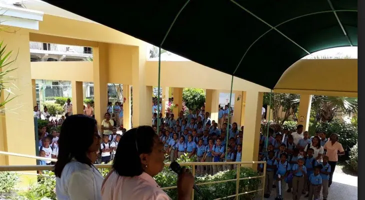Empleados del hospital Alcarrizos II, visitan centros educativos del Municipio