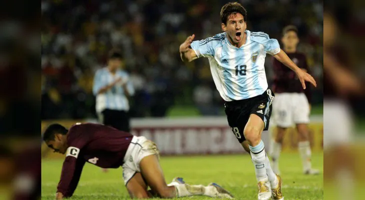 La foto de un niño con una improvisada camiseta de Messi conmueve a internautas