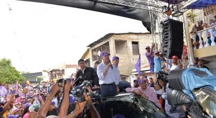 Danilo Medina dice que le lleva 40 puntos a Luis Abinader 