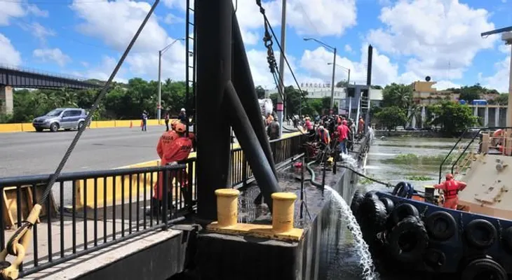 Corrigen avería en el puente flotante; todo vuelve a la normalidad