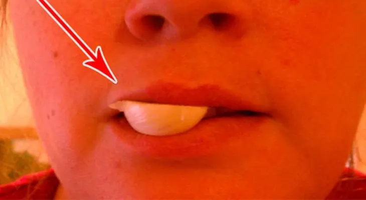 Ella sostiene Ajo en sus labios por 5 minutos y cuando sepas la razón hará lo mismo 