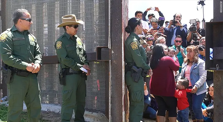 Familia mexicana se reencuentra por unos minutos en el muro fronterizo tras nueve años separados