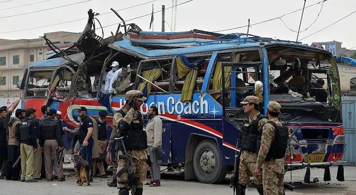 Al menos 7 muertos tras una explosión en un autobús en Pakistán