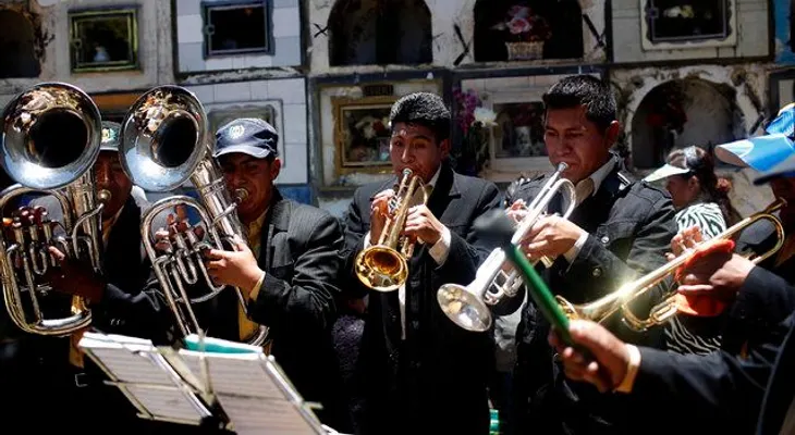 Bolivia celebra festival de cráneos en cementerios