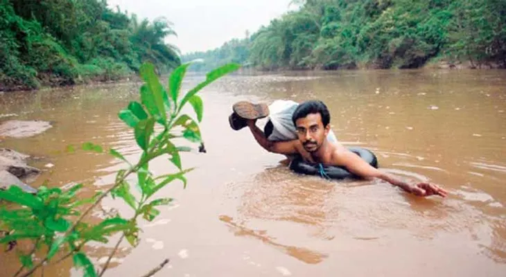 20 años cruzando un río a nado para dar clase 