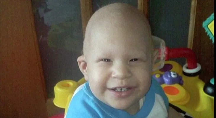 Niño con cáncer muere después de ser el padrino boda de sus padre