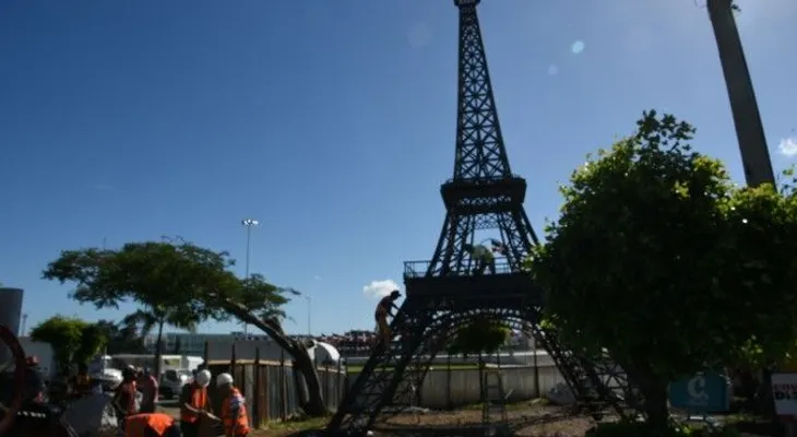 Emplazan ayuntamiento a paralizar montaje de la "Torre Eiffel"; Francisco Peña: "Que se retraten ahí ahora"