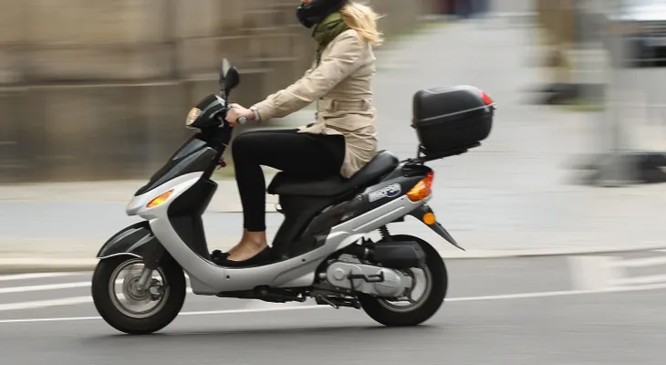 Una mujer encuentra ladrón de su moto por Facebook y lo seduce para atraparlo