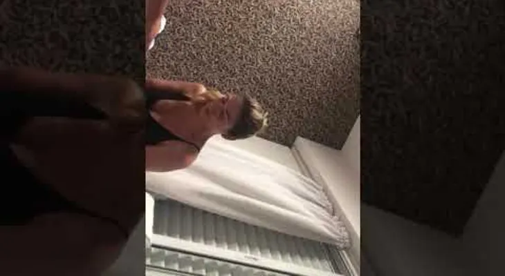 Mujer graba el momento en que su novio intenta asfixiarla
