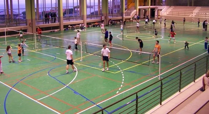 Neyba barre en el torneo nacional de bádminton