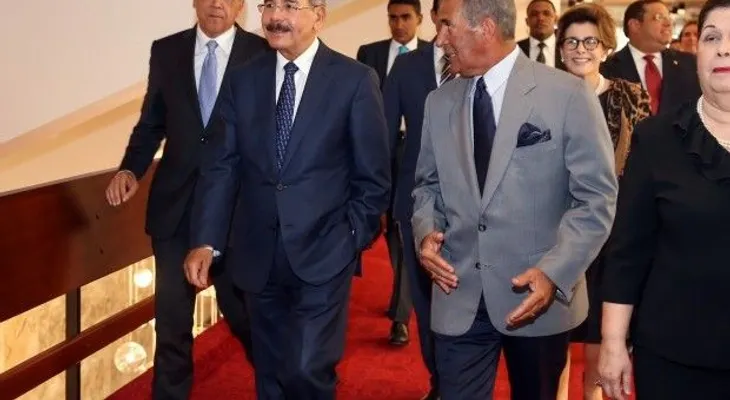 Presidente Medina supervisa trabajos de remozamiento del Teatro Nacional