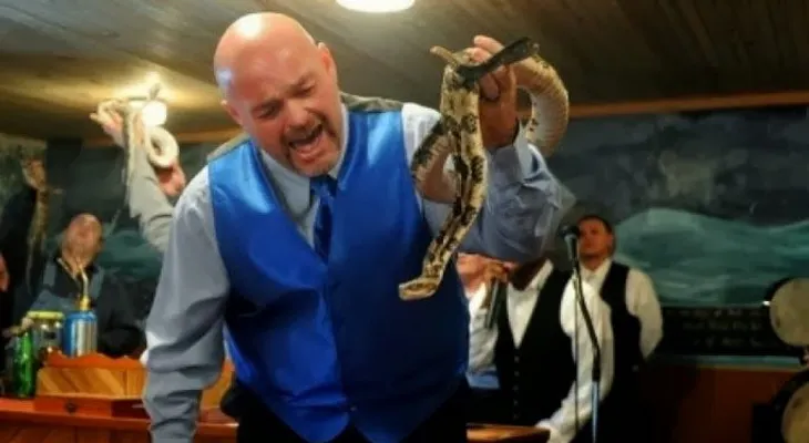 Pastor que predicaba con serpientes muere mordido por una de ellas