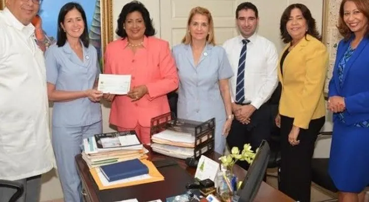 Cristina Lizardo y  Fundación Aprender Abre Caminos entregan donación a Liga Contra el Cáncer