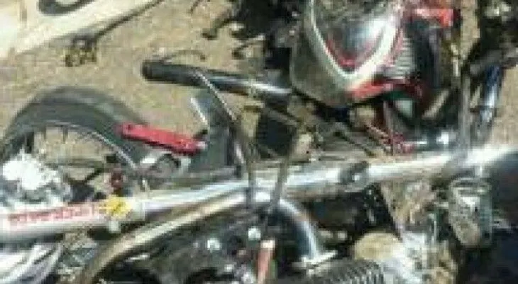 Dos mueren al chocar motocicleta con poste del tendido eléctrico