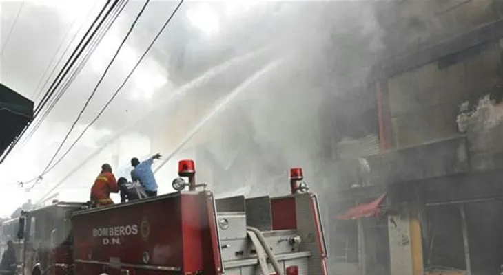 Incendio destruye una importadora  en Villa Consuelo 