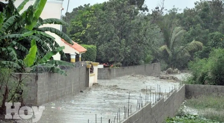 El COE disminuye alerta, pero continuarán aguaceros; Gobierno envía ayudas a afectados 