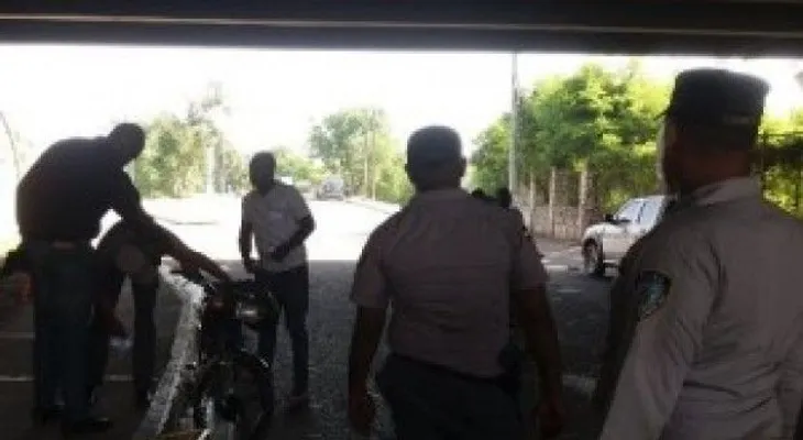 Policía apresa varias personas, ocupa armas y drogas durante operativo