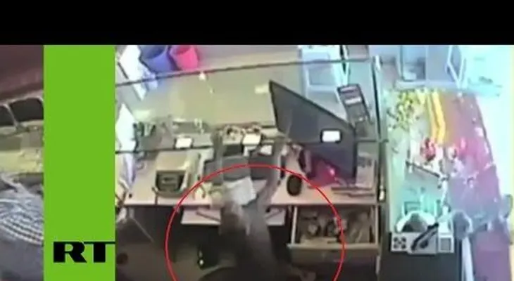 Un mono roba una joyería armado con una guayaba